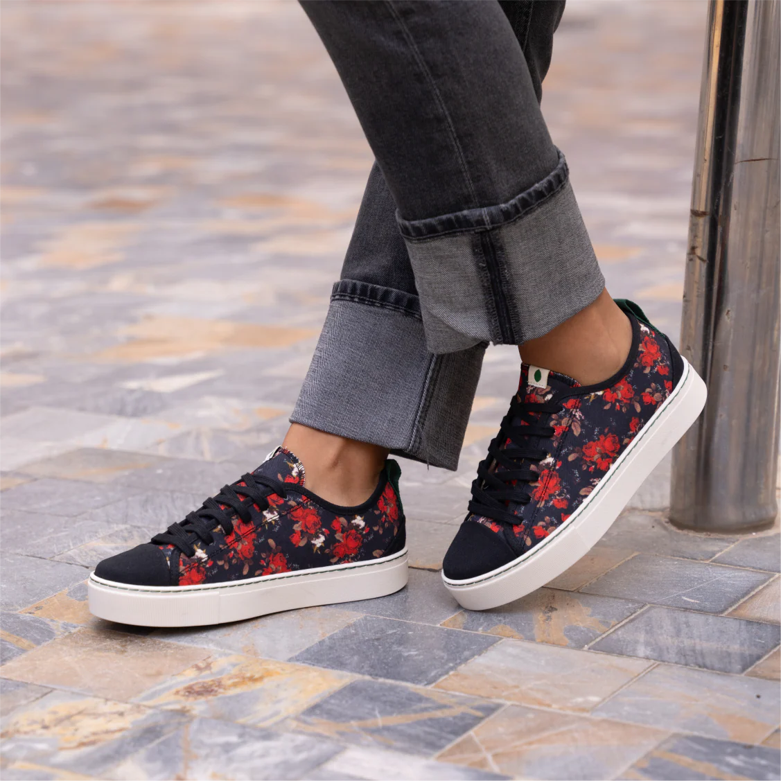 Vegan sneaker roses black MOB007 - Image 2