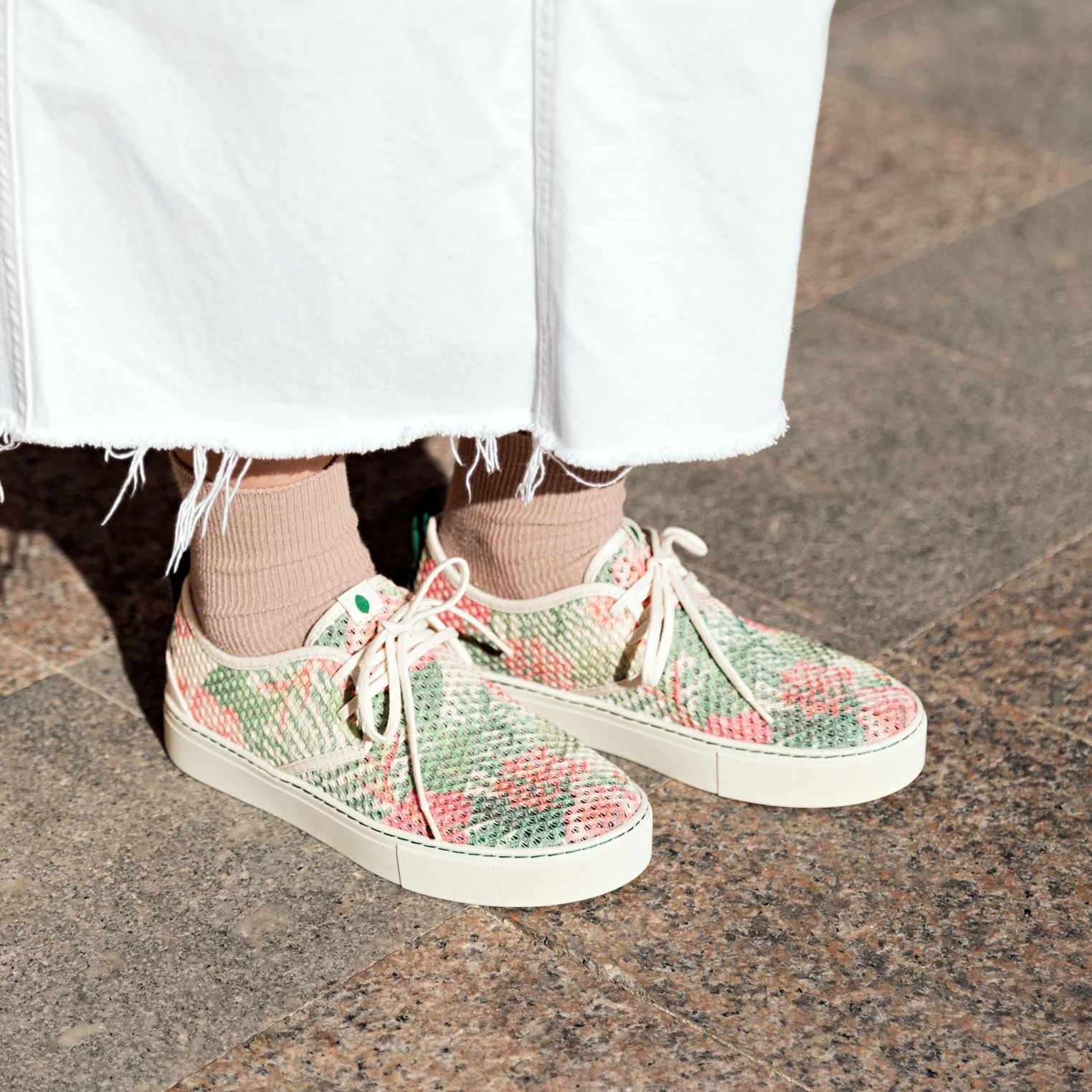 Vegan sneaker mesh white flowers SID039 - Image 2